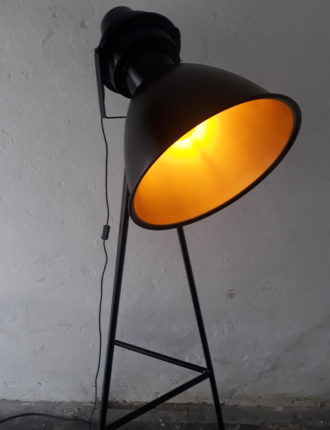 Stehlampe im angesagten Industriedesign