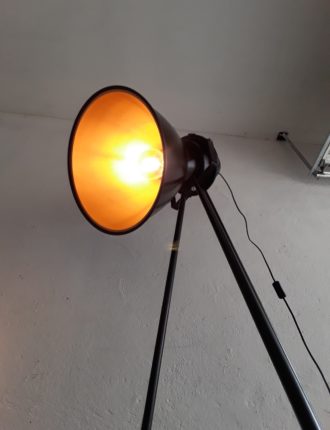 Stehlampe im angesagten Industriedesign, mattschwarze Lackierung, goldene Folienbeschichtung