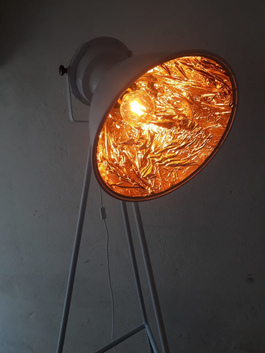 Stehlampe im angesagten Industriedesign, weiße Lackierung, goldene Folienbeschichtung