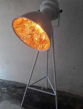 Stehlampe im angesagten Industriedesign, weiße Lackierung, goldene Folienbeschichtung