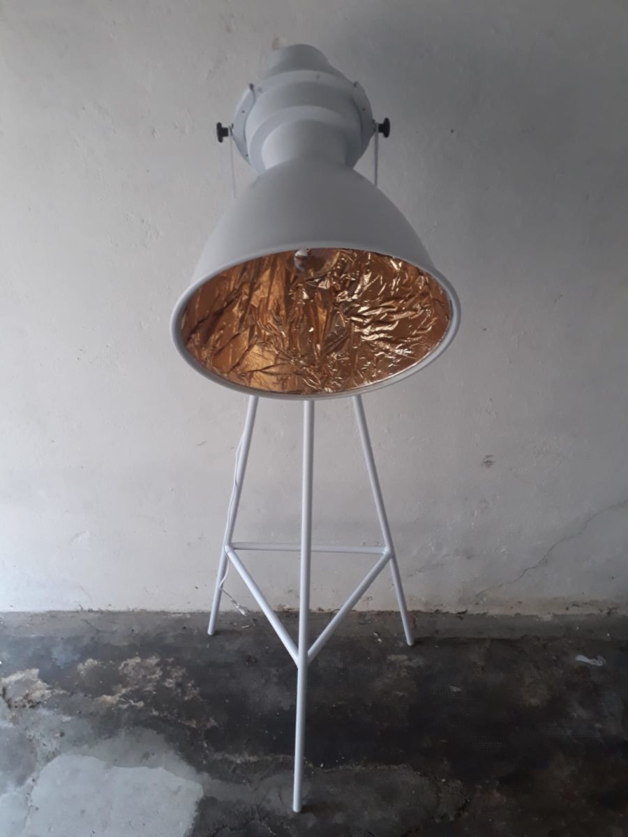 Stehlampe im angesagten Industriedesign, weiße Lackierung, goldene Folienbeschichtung