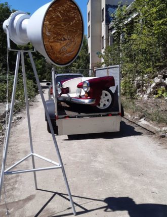 Stehlampe im angesagten Industriedesign, weiße Lackierung, goldene Folienbeschichtung