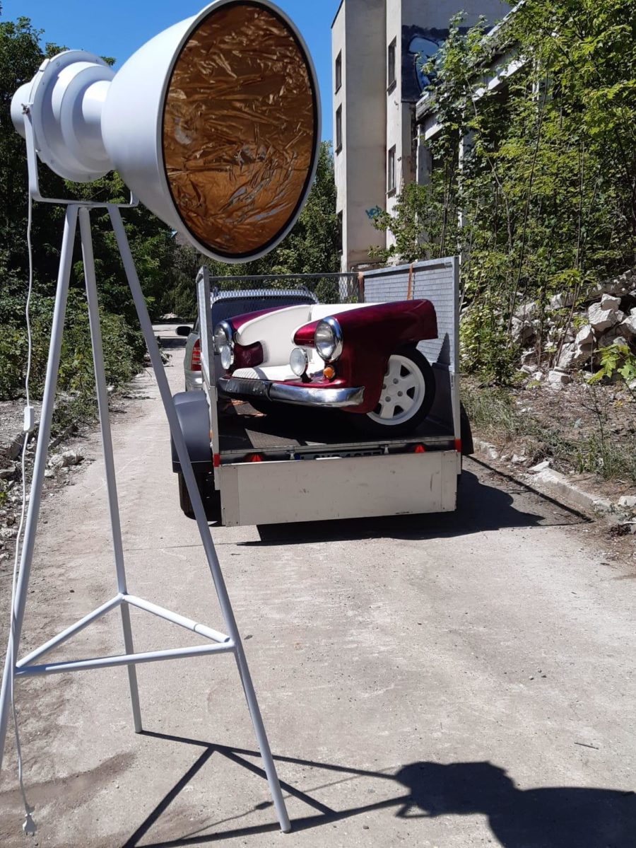 Stehlampe im angesagten Industriedesign, weiße Lackierung, goldene Folienbeschichtung