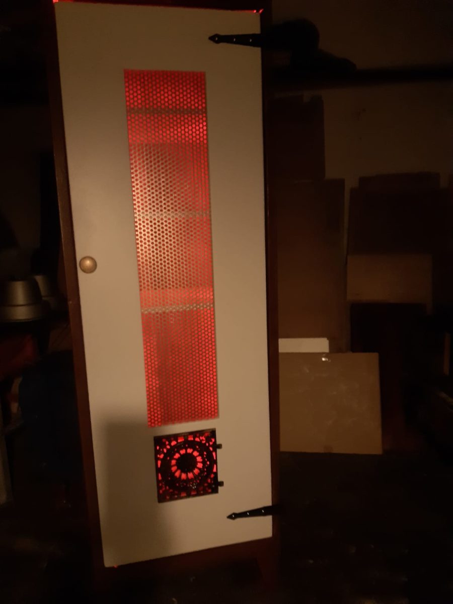 Wandschrank im Industriedesign mit Gittertür und LED-Beleuchtung