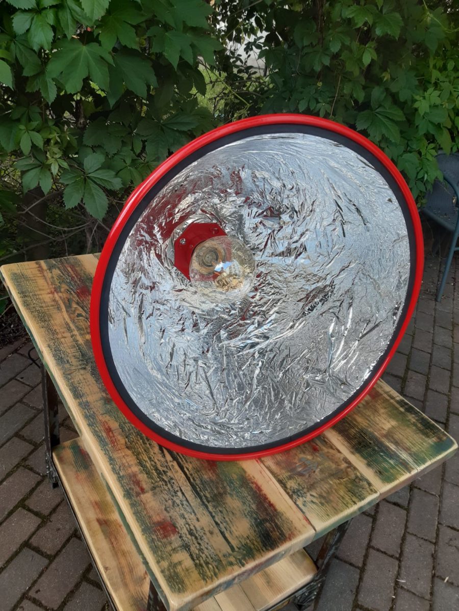 rote Hängelampe im Industrielook mit goldener Folienbeschichtung