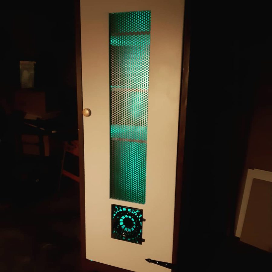 Wandschrank im Industriedesign mit Gittertür und LED-Beleuchtung