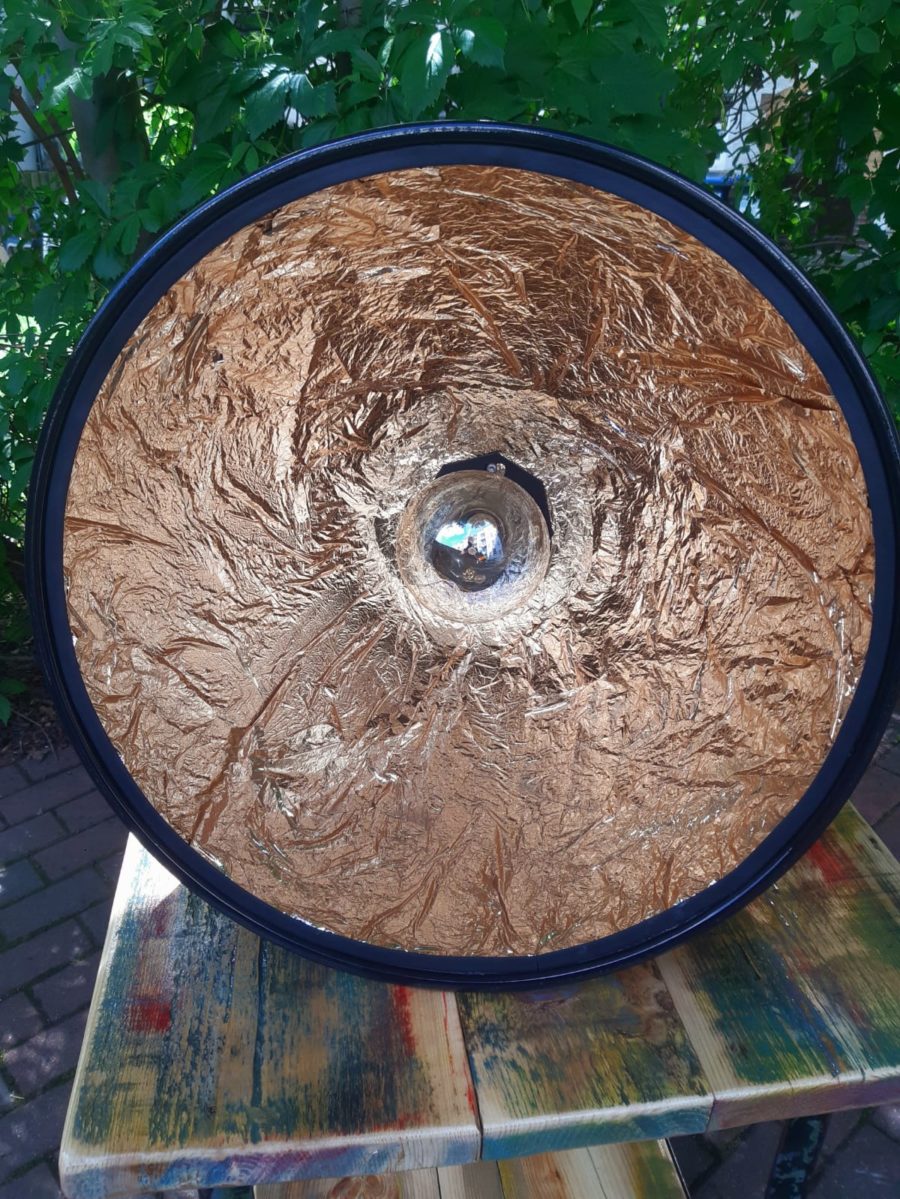 angesagte Deckenlampe im Industrielook mit goldener Folienbeschichtung innen