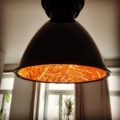 angesagte Deckenlampe im Industrielook mit goldener Folienbeschichtung innen