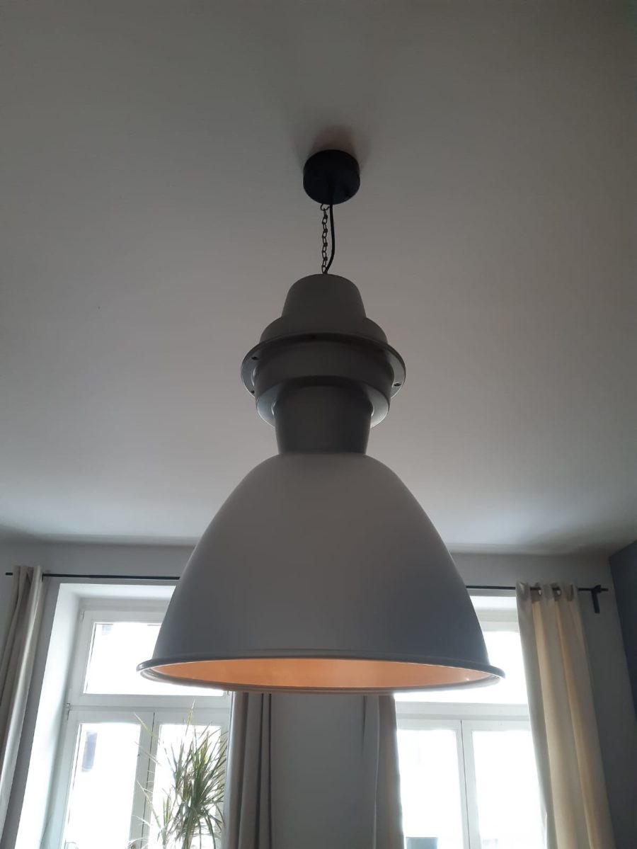 matt silberne Deckenlampe im angesagten Industriedesign matt silberne Deckenlampe im angesagten Industriedesign