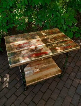 Rustikaler Tisch im trendigen Industrielook mit Metallgestell und derben Holzbohlen