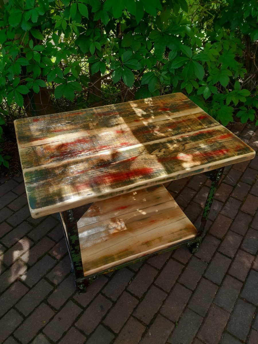 Rustikaler Tisch im trendigen Industrielook mit Metallgestell und derben Holzbohlen