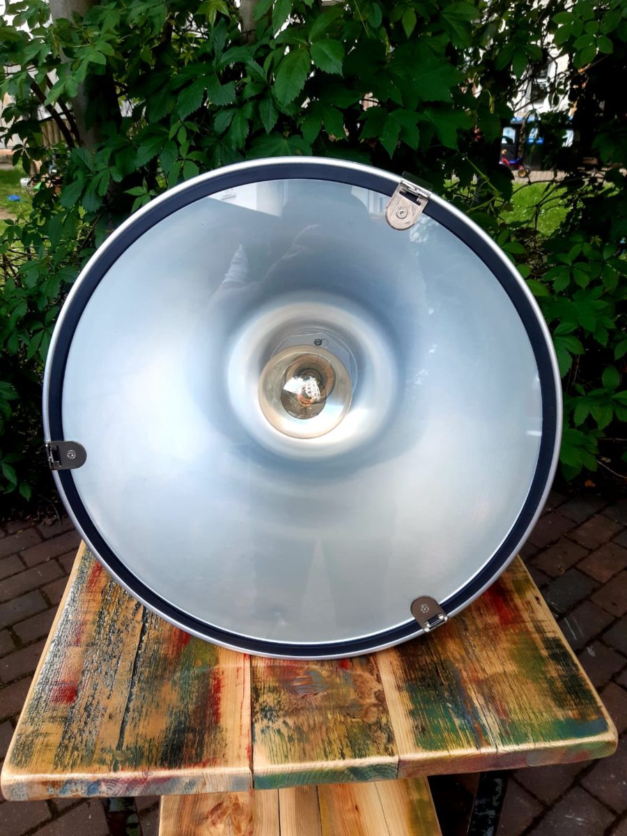 matt silberne Deckenlampe im angesagten Industriedesign matt silberne Deckenlampe im angesagten Industriedesign