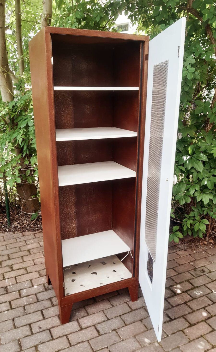 Wandschrank im Industriedesign mit Gittertür und LED-Beleuchtung