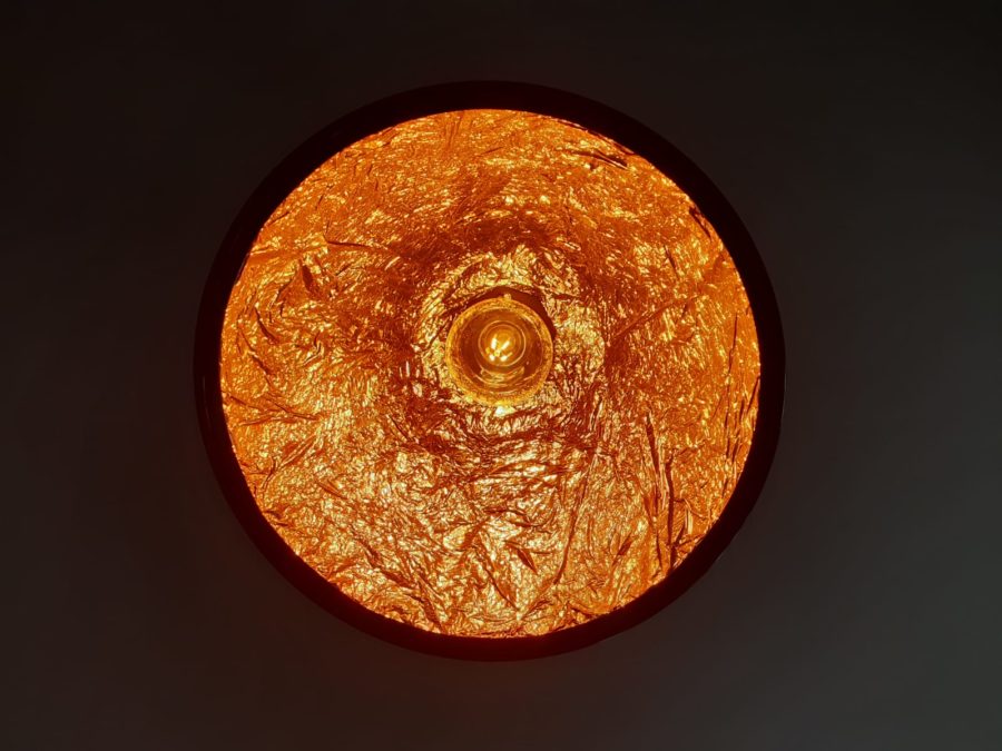angesagte Deckenlampe im Industrielook mit goldener Folienbeschichtung innen