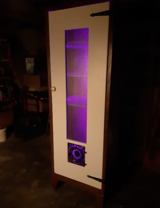 Wandschrank im Industriedesign mit Gittertür und LED-Beleuchtung