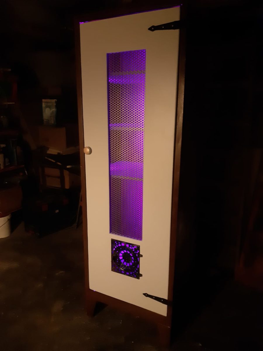 Wandschrank im Industriedesign mit Gittertür und LED-Beleuchtung