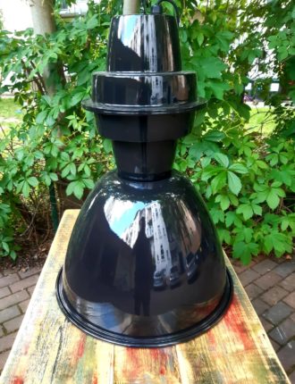 angesagte Deckenlampe im Industrielook mit goldener Folienbeschichtung innen