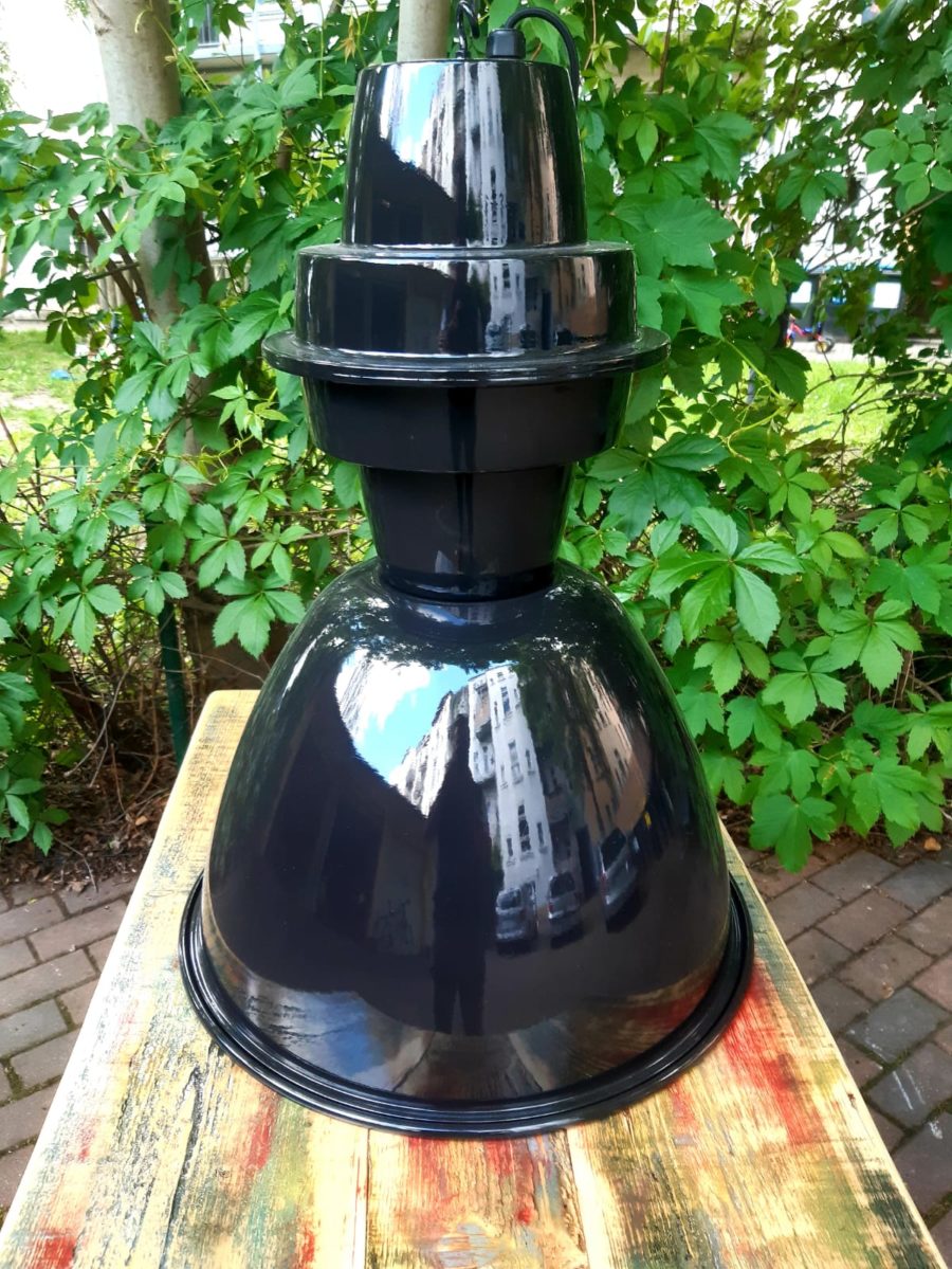 angesagte Deckenlampe im Industrielook mit goldener Folienbeschichtung innen