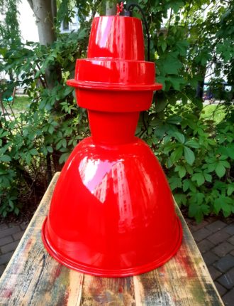 rote Hängelampe im Industrielook mit goldener Folienbeschichtung