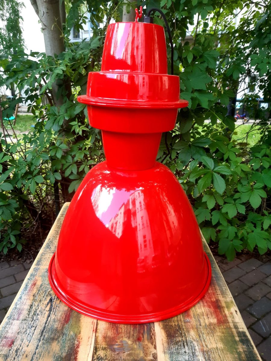 rote Hängelampe im Industrielook mit goldener Folienbeschichtung