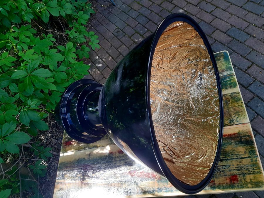 angesagte Deckenlampe im Industrielook mit goldener Folienbeschichtung innen