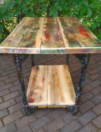 Rustikaler Tisch im trendigen Industrielook mit Metallgestell und derben Holzbohlen