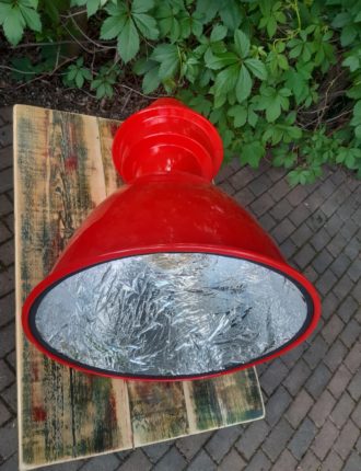 rote Hängelampe im Industrielook mit goldener Folienbeschichtung