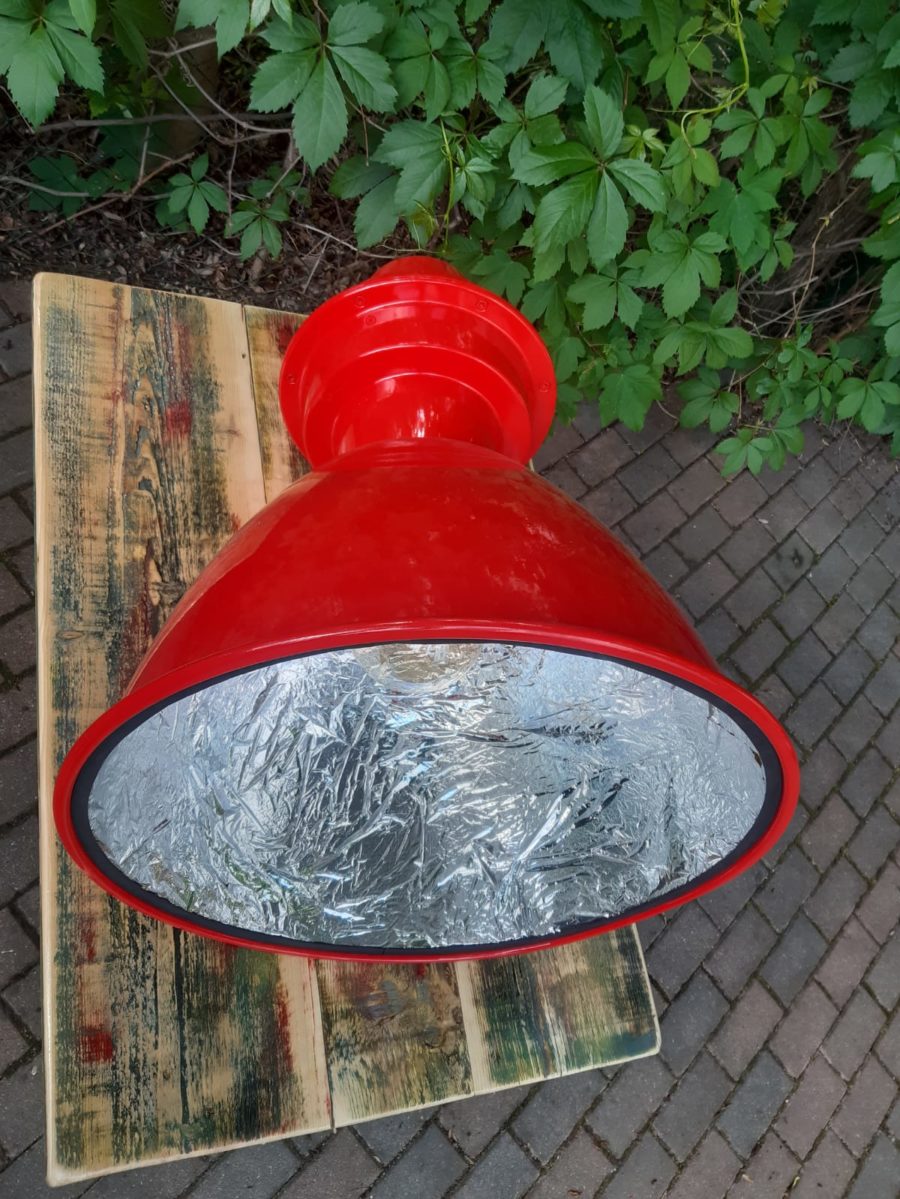 rote Hängelampe im Industrielook mit goldener Folienbeschichtung