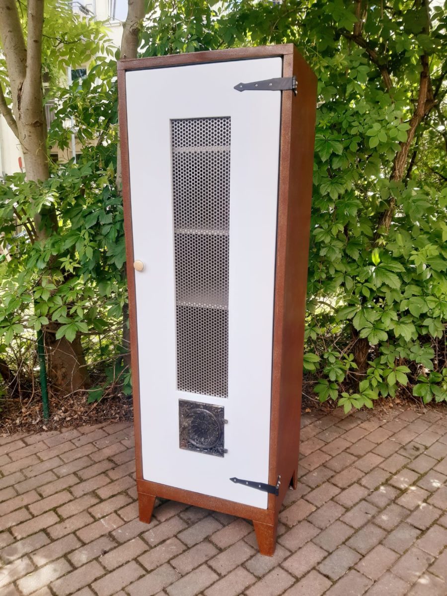 Wandschrank im Industriedesign mit Gittertür und LED-Beleuchtung